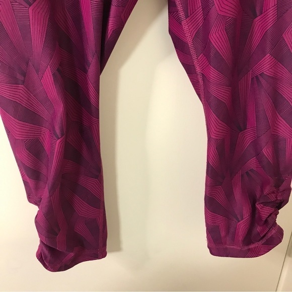 Brooks greenlight fuschia geometric shape Capri workout pants - Picture 5 of 8